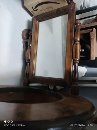 Tocador antiguo con espejo