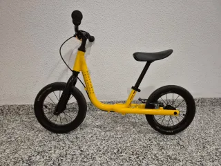 Bici sin pedales amarilla