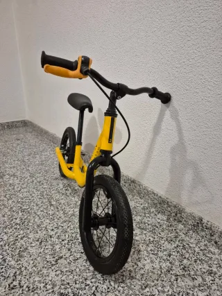 Bici sin pedales amarilla