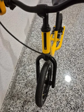 Bici sin pedales amarilla