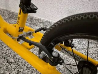 Bici sin pedales amarilla