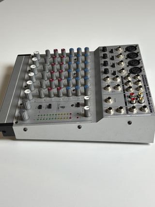 Mesa de mezclas Behringer EURORACK MX802A