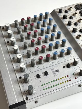 Mesa de mezclas Behringer EURORACK MX802A