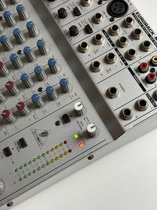Mesa de mezclas Behringer EURORACK MX802A
