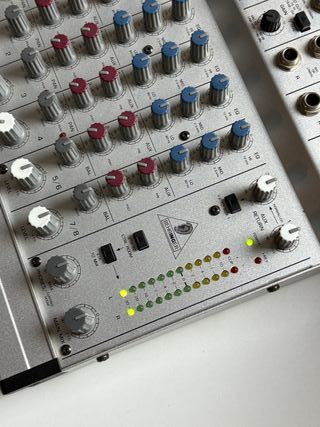 Mesa de mezclas Behringer EURORACK MX802A