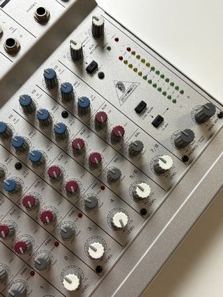 Mesa de mezclas Behringer EURORACK MX802A