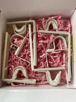 Soportes para cortinas metálicos.