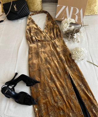 Vestido largo Zara dorado con pedrería