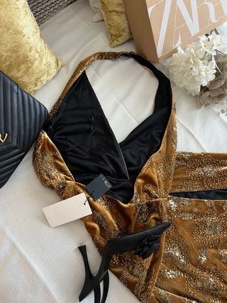 Vestido largo Zara dorado con pedrería
