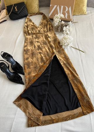 Vestido largo Zara dorado con pedrería
