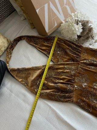 Vestido largo Zara dorado con pedrería