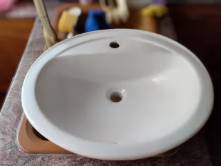Lavabo de baño blanco de cerámica