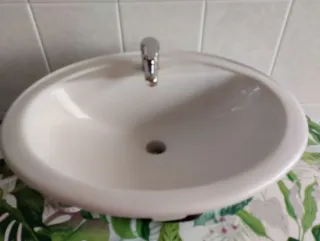 Lavabo de baño blanco de cerámica