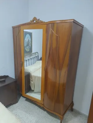 Armario clásico de madera con espejo