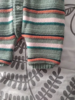 Buzo tejido a rayas para bebé