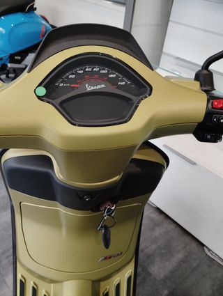VESPA SPRINT 125 (85 € AL MES)
