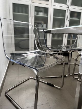 Mesa y 4 sillas comedor cristal y metal