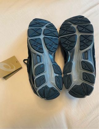 Zapatillas ASICS Negras y Grises