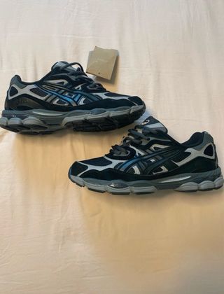 Zapatillas ASICS Negras y Grises