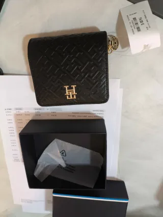 Portafoglio donna Tommy Hilfiger nero e oro