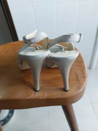 Sandalias plateadas de fiesta