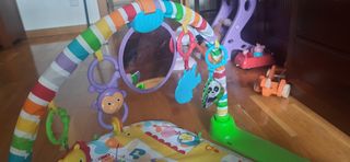 Gimnasio bebé didáctico con música