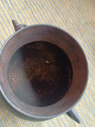 Olla antigua de hierro