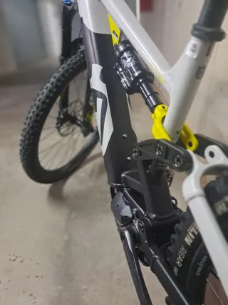 Bicicleta Eléctrica Husqvarna HC4