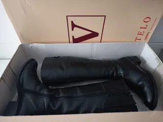 Botas de charol negras