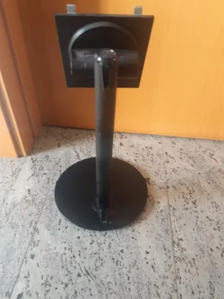 Soporte de pantalla negro y plateado