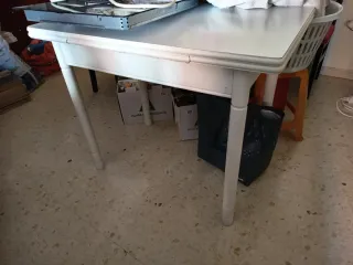 Mesa de cocina blanca de madera