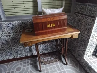Máquina de coser Alfa antigua