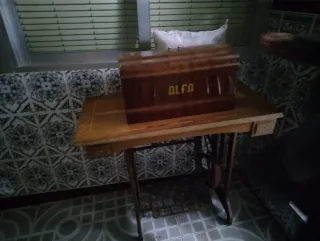 Máquina de coser Alfa antigua