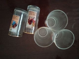 Vasos de vino antiguos con toreros