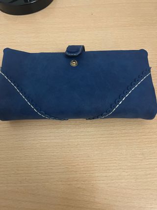 Monedero azul con detalle de costura