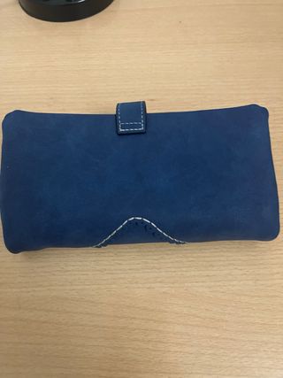 Monedero azul con detalle de costura