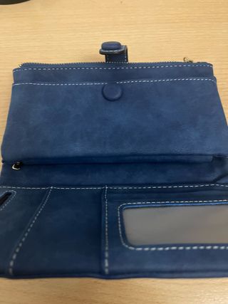 Monedero azul con detalle de costura