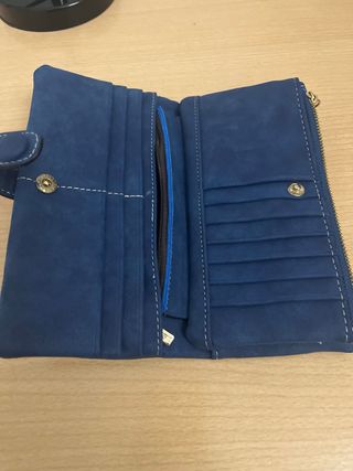 Monedero azul con detalle de costura