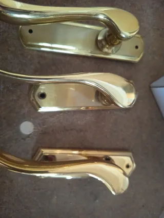 Manillas doradas para ventanas . Son diferentes