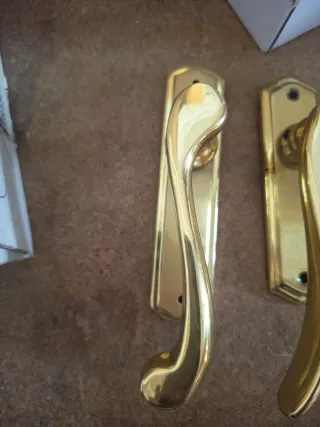 Manillas doradas para ventanas . Son diferentes