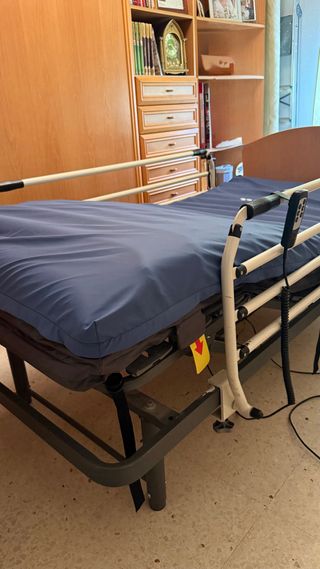 Cama articulada con mando y barandillas