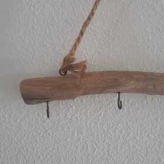 Colgador rústico de madera con llaves