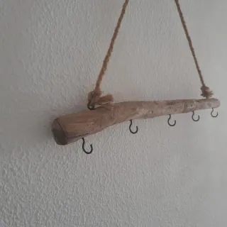 Colgador rústico de madera con llaves