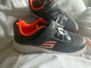 Zapatillas Skechers niño gris/naranja sin estrenar