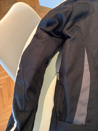 Chaqueta de moto con protecciones