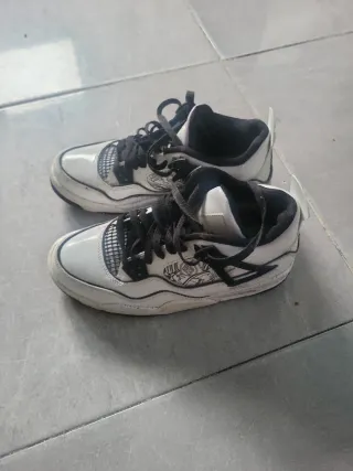 Zapatillas deportivas blancas y negras
