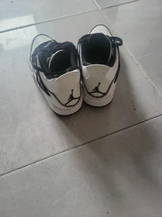 Zapatillas deportivas blancas y negras