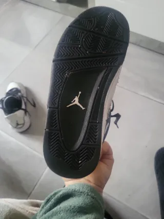 Zapatillas deportivas blancas y negras