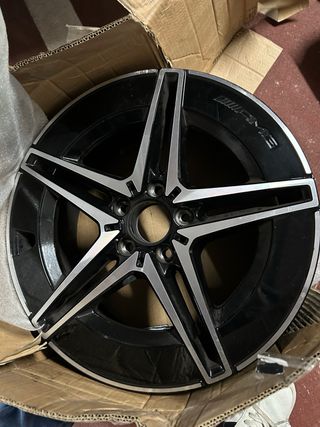 Una llanta Mercedes AMG 5 radios (Original)
