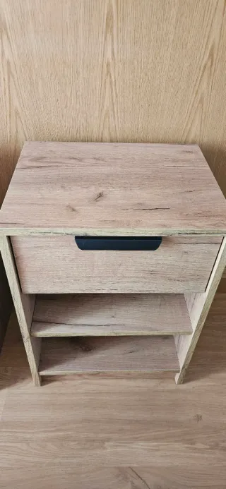 Mesita de noche de madera.